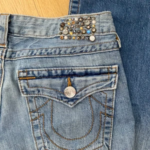 True religon jeans - Intressekoll på dessa True Religon limited edition jeans! Knappt använda och har många fina detaljer. Säljs då jag behöver pengar *säljer endast vid bra bud* 💓 Jag är 168 och de är långa på mig