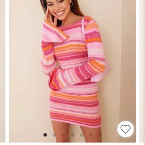 Klänning Nelly  - Short Cosy Knit Dress från Nelly, strl small. Jättefint skick aldrig använt med prislapp kvar. Säljer då den är lite för stor. Köparen står för frakten på 66kr! 