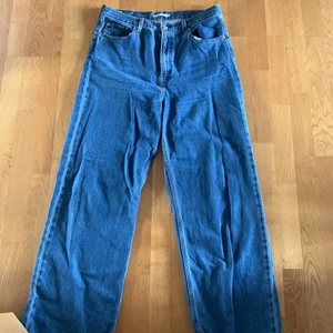 Levis jeans - Ett par nästan oanvända High Lose jeans från Levis😌🥰 bredd 32 och längd 33. Är i bra skick. (Nypris 1200)