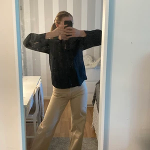 Gulliga jeans ifrån Monki  - Beiga jeans ifrån Monki 🧡