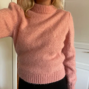 Stickad tröja  - Stickad rosa tröja från other stories, knappt använd