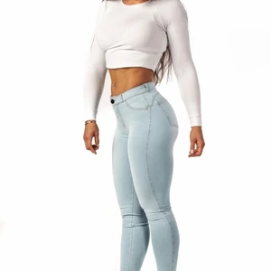 Ljusblåa Fitjeans  - Säljer mina underbara Fitjeans då jag har för många och dessa är lite för små. Använda max 4 gånger. Slutsålda då det är ett väldigt populärt märke.  Färg: vintage blue.  Superstretchiga  Midja: 55-60 cm Nypris 1300kr