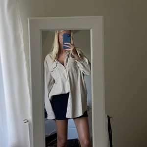 Beige Manchester skjorta - Säljer denna beiga Manchester skjortan från Nicki Studios i storlek M. Köpt för 3 år sedan för ungefär 1200kr. Super snygg till kortare kjol och ett par höga boots i höst! Köparen står för frakten utöver det angivna priset. 