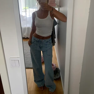 Jeans - ⚠️TRYCK EJ PÅ KÖP DIREKT⚠️ Jätte fina jeans som e nyköpta men tyckte inte de passade mig så bra, väldigt långa så passar ngn lite längre än 1,63 frakt tillkommer 66kr