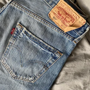 Levis 501 - Dessa sjukt snygga Levis 501 jeans kommer tyvärr aldrig till användning så måste tyvärr sälja 😕 de är storlek W34 L36 men är mindre i storleken och passar mig som är 173 i längden om jag bär dem lågmidjat  🫶 TRYCK EJ PÅ KÖP DIREKT!