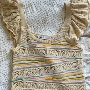 Zara stickad topp - Super söt stickad topp från Zara🌸 Köptes för ca 1 år sen och nästan aldrig använd🫐🍰