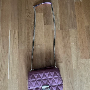 Michael Kors-väska  - Säljer min fin-fina Michael Kors-väska. Inhandlad för ca 3 år sedan för ca 3000 kronor, mycket sparsamt använd.  Jag säljer den för 1300 men är beredd att gå ner i pris vid snabb och smidig affär. 