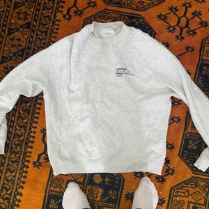 Axel Arigato Sweatshirt - Säljer en Arigato Swearshirt, använd fåtal gånger, köpt på NK i Göteborg, kvitto saknas.  Kan fraktas!