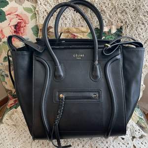 Céline Luggage Phantom Bag. Stor snygg, rymlig väska som rymmer skolböcker, sminkväskan eller allt man behöver.   Väskan är ej äkta. Den har slitningar/avskavt i handtagen. Se bild. Säljer därför till bra pris. 