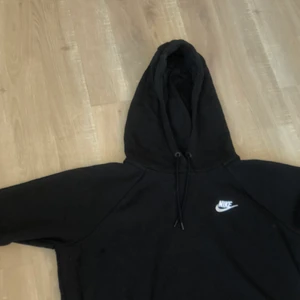 Nike Hoodie  - Oanvänd, men har legat i min garderob ett tag, därför var den lite dammig på bilderna❤️😅Men såklart kommer jag tvätta den innan jag postar👍🏻Det är storlek large, men jag skulle säga m/l👍🏻❤️