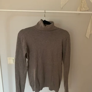 Stickad tröja i jätteskönt material.  - Jättemjuk och mysig nu till hösten. Lappen finns inte kvar men passar xs/s