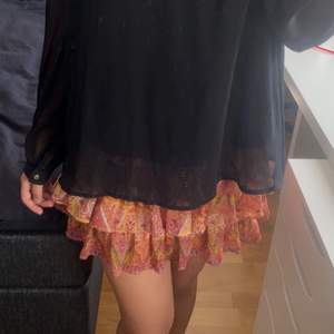 Säljer denna trendiga slutsålda  kjol i perfekt skick!!💓💓💓 