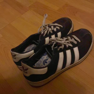 Vintage adidas sambas - Säljer mina vintage adidas sambas i stk 36. Dem är i fint skick och själv har jag inte använt dem mycket. Säljer då dem är för små för mig