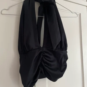 GINA TOPP - Topp från Gina tricot, aldrig använd endast testad. 💙skriv om du vill köpa, köpare står för frakten💜