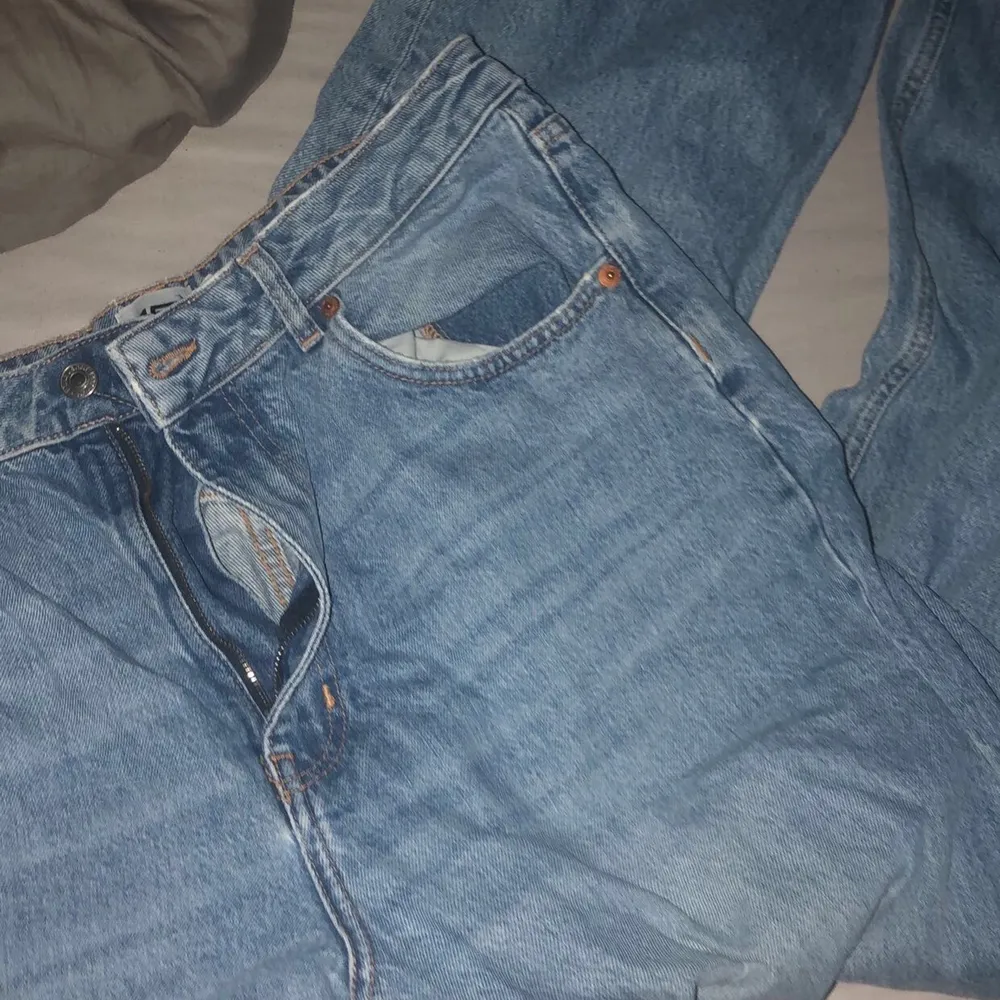 Säljer dessa då jag måste köpa nya för jag har inga jeans som sitter bra å börjat gymnasiet om 1 vecka💕 help a Girl out, säljer dessa i storlek xl mer som en L💕 as snygga baggy . Jeans & Byxor.