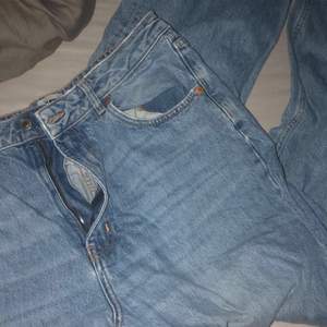 Säljer dessa då jag måste köpa nya för jag har inga jeans som sitter bra å börjat gymnasiet om 1 vecka💕 help a Girl out, säljer dessa i storlek xl mer som en L💕 as snygga baggy 