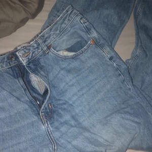 Jeans - Säljer dessa då jag måste köpa nya för jag har inga jeans som sitter bra å börjat gymnasiet om 1 vecka💕 help a Girl out, säljer dessa i storlek xl mer som en L💕 as snygga baggy 