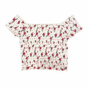 Off shoulder topp - Supersöt vit off shoulder topp med blommor på! Den är croppad så sitter som en croptop, storlek M men passar även mindre storlekar då den är lite liten i storleken! 💗 DM vid frågor osv! ❗️Tryck ej på köp direkt ❗️