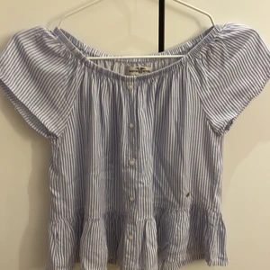 Tröja - Tröja med fina detaljer som volang och knappar.