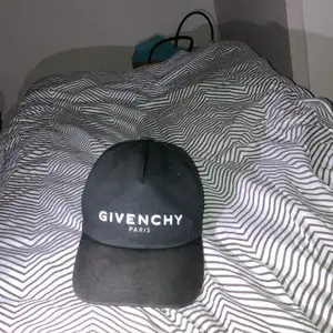 En äkta Givenchy Paris har kvittot på bild i telefonen