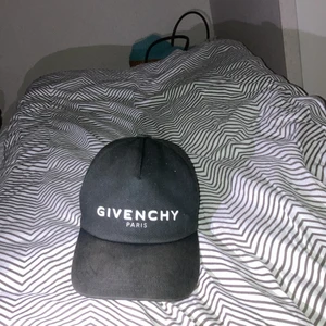 Säljer Givenchy Keps ge bud och skriv vart ni kan mötas isåfall - En äkta Givenchy Paris har kvittot på bild i telefonen