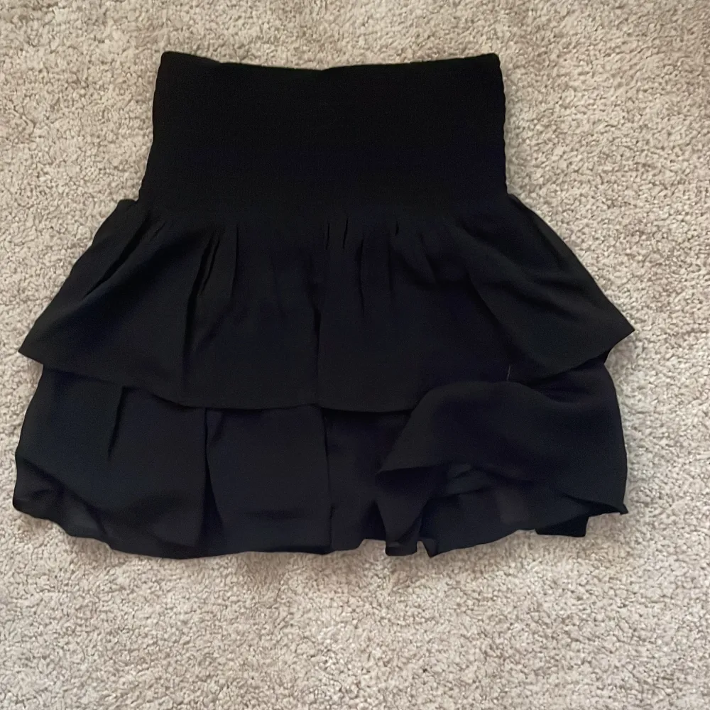 en fin kjol i Bra skick från zalando! Köpt för 500kr säljer för 250kr💓. Kjolar.
