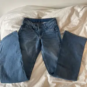 Bootcut jeans från H&M (är inte utsvängda mycket alls). Använda en gång och är i nyskick! Inga defekter. Storlek 36. 
