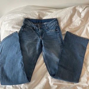 Jeans - Bootcut jeans från H&M (är inte utsvängda mycket alls). Använda en gång och är i nyskick! Inga defekter. Storlek 36. 