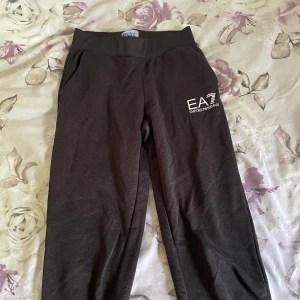 Armani  - Armani byxor i storlek xs  I bra skick, använt fåtal gånger  Pris 300 + frakt 