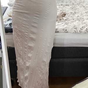 Så härlig och fin kjol som tyvärr blivit för liten, använd fåtal gånger 🤍 storlek 34