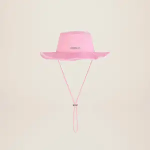 En rosa jaquemus bucket hat, superfin och perfekt till sommaren.