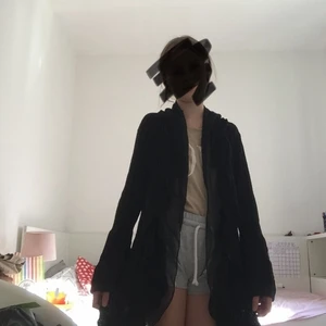 Svart stickad cardigan strl. M - Jättefin svart stickad cardigan. Storlek M. Haft den i ungefär 2 månader. Säljer pga att den är för stor.