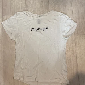 T-shirt - Jättebasic t-shirt från h&m, helt okej skick, det står ”you glow girl” på den