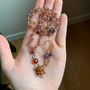 Halsband och örhängen set💕 - Jättesött smyckes set med teddybjörn och två kristaller till örhängena🦋 tillsammans (utan frakt) som set 165kr och separat- halsbandet 150kr och örhängena 35kr✨