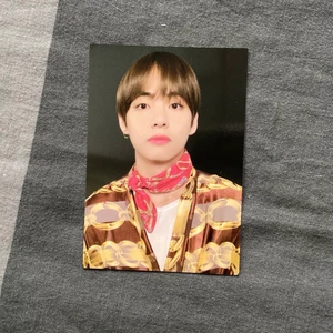 BTS Taehyung photocard magic shop - Taehyung photocard från bts’s mini clipboard set (2019). Officiellt och i super skick! 13 kr frakt 💗