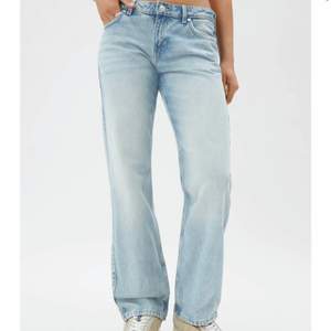 Jag säljer mina low waisted weekday jeans i färgen verona blue. Säljer pga lite för små för mig, använd fårtal ggr. Köparen står för frakten ( skriv privat för fler bilder) 😘😘😘 Köp direkt för samma pris!!!!! 