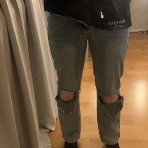 Blue ripped straight jeans  - Säljer dessa low waist ripped jeansen i storlek M/S. Aldrig använt.