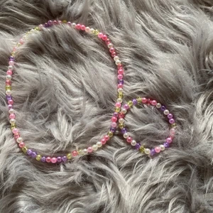 Halsband och armband  - Ett halsband och ett armband