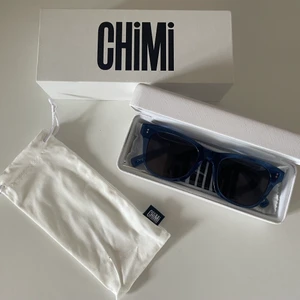 Chimi blåa solglasögon - Skit snygga solbrillor, med cool blå färg i modellen 07 som knappt är använda! Ord pris 1100kr men säljer för 499kr🥰