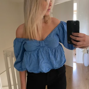 Blå topp - ❕❕⚠️Inte struken⚠️❕❕ Säljer denna söta topp som tyvärr inte kommer till användning längre😩💘 storlek M men passar även S💘  Köpt från zara för 359kr💘  