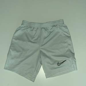 ett par vita Nike shorts i storlek M (barn)