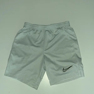 Nike shorts - ett par vita Nike shorts i storlek M (barn)