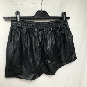 Svarta skinn shorts  - Svarta korta skinn imitation shorts