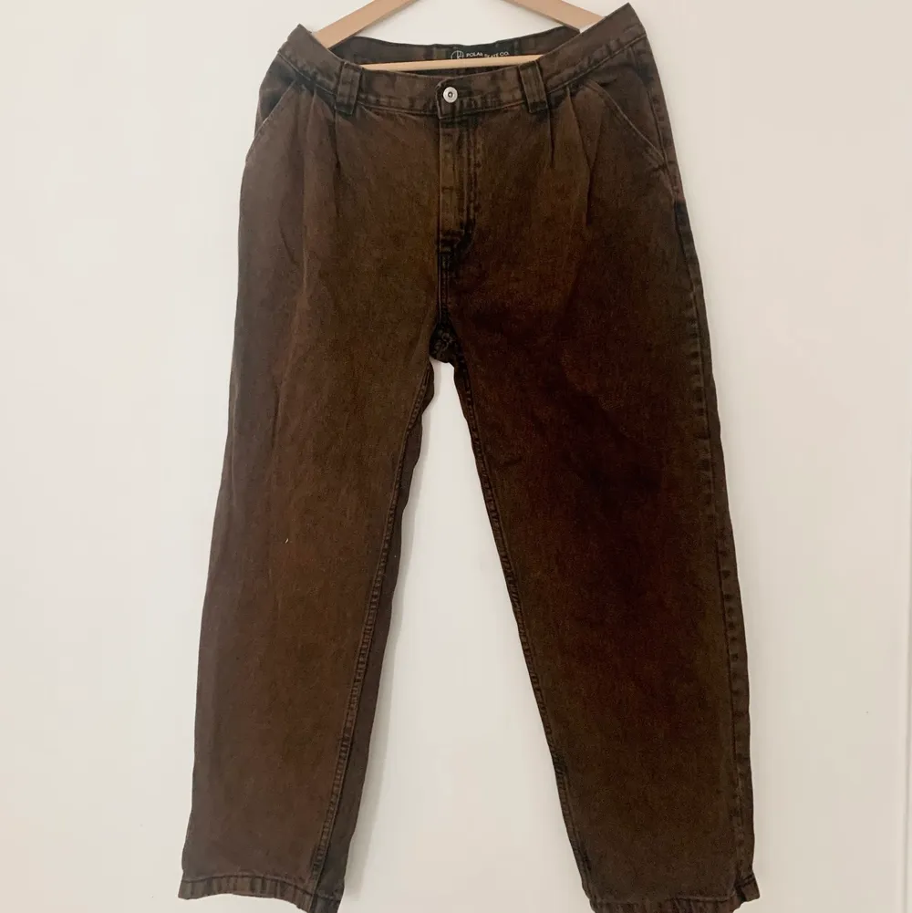 POLAR SKATE CO. GRUND CHINO BROWN BLACK Jeanstyg kostar 1500kr nya köpta för 1000kr på rea Storlek 32/32 Knappt använda och är i väldigt fint skick . Jeans & Byxor.