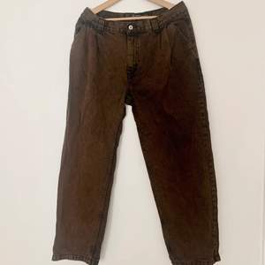POLAR SKATE CO. GRUND CHINO BROWN BLACK Jeanstyg kostar 1500kr nya köpta för 1000kr på rea Storlek 32/32 Knappt använda och är i väldigt fint skick 