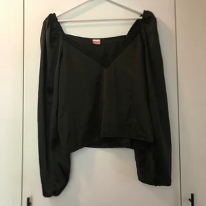 Siden topp - Mörk tröja i siden, sitter jättefint på axlarna och framhäver nyckelbenen!