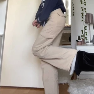 Cargo jeans - Cargo jeans i jätte bra skick! Skriv till mig för bättre bilder och mått för dom där som visas nu är ganska dåliga💓(tryck inte på köp direkt!!)