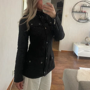 Barbour jacka - Svart Barbour jacka. Endast använd en gång tidigare. Storlek 34.