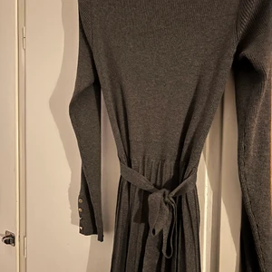 Grå klänning med knytning i midjan  - Nyskick, aldrig använd! 