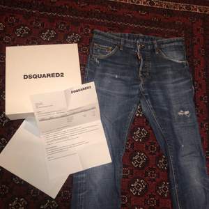 100% äkta dsquared2 jeans ✅ barnstorlek 14y passar också xxs Kvittering och box finns Kan hämtas i Malmö eller fraktas då kunden står för frakten Använd 3-4 gånger och annars bara legat hemma  